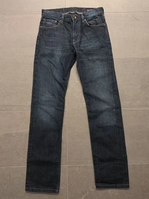 Mörkblå Crocker 511 Slim jeans - Snygga mörkblå jeans från Crocker i modellen 511 Slim. Klassisk femficksdesign, raka ben och kontrastsömmar. Tillverkade i slitstark denim med metallknappar och nitar. Perfekta för dig som gillar en smalare passform och tidlös stil. Aldrig använda!!