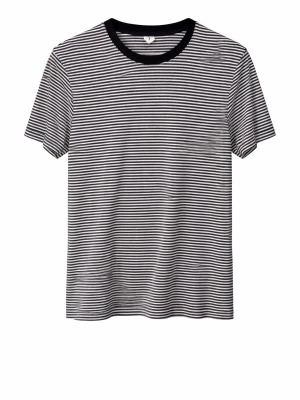 Randig svartvit t-shirt i bomull - Säljer en stilren svartvit randig t-shirt med smala horisontella ränder och svart ribbad krage. T-shirten har korta ärmar och är gjord i mjuk bomull, perfekt för en avslappnad look.