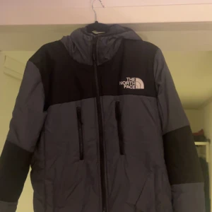 Grå och svart pufferjacka The North Face - Säljer en grå svart puffer jacka från the north face