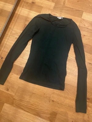 Mörkgrön långärmad💕 - En enkel och stilren mörkgrön långärmad topp med rund halsringning. Tillverkad i ett mjukt och stretchigt material. Perfekt att matcha med jeans eller kjol. Har använt 1 gång!💚🎀