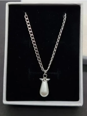 Handgjort halsband - Material-rostfritt stål 201. Stilren halsprydnad inspirerad av Maria Nilsdotter. ☝️Vid köp ingåren en extra berlock som kan bytas ut, då själva hänget är ömtåligt och känsligt för stötar. #55