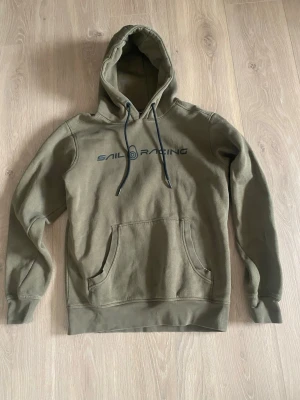 Sail racing hoodie - Tja, säljer denna Sail racing hoodien i stl S, nytt skick i princip. Hör av dig vid frågor! Pris kan diskuteras!