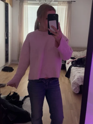 Stickad tröja  - Ljus rosa stickad tröja, nästan aldrig använd så inget trasigt eller några fläckar. Skriv privat för bättre bilder!