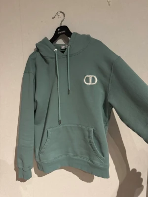 Grön Hoodie - Säljer en skön sommar hoodie, sällsynt. Säljer den då jag inte använder den. Använd kanske 3-4 gr Kan gå ner o pris vid en snabb affär💯🤝 Inga skambud