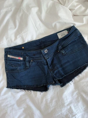 Mörkblå jeansshorts från Diesel - Mörkblå diesel jeansshorts🩵🩵Se midjemått på bilderna💎