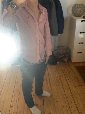 Skjorta från Ralph lauren - Modellen är 178cm| passform classic fit|