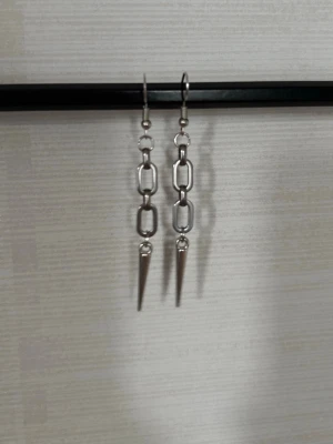 Silver örhängen med nitar  - Ett par lite längre stockholmstil örhängen med nitar som jag har gjort själv. Pris kan diskuteras! Skriv vid frågor😊