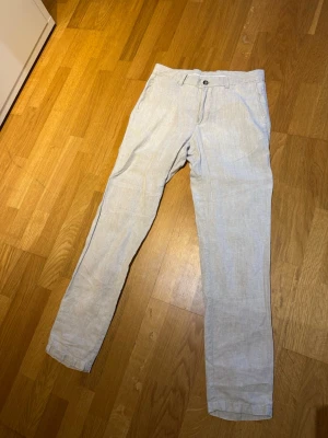 Kostymbyxor  - Säljer ett par beige kostymbyxor i 100% linne från Mango
