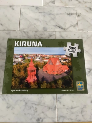 Kiruna pussel 1000 bitar - Pussel med 1000 bitar som visar en bild av Kiruna kyrka och stadsvy. Pusslet har alla bitar kvar!