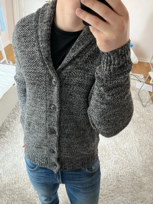 Stickad cardigan  - Cardigan | Mycket bra skick | Size - M | Pris 349 | Hör av dig vid minsta fråga eller fundering📩