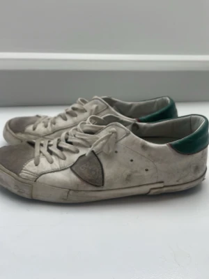 Philippe Model vita sneakers skor - Snygga vita sneakers från Philippe Model. Snygga för sommaren. Skicket är använt. Skriv för frågor. 