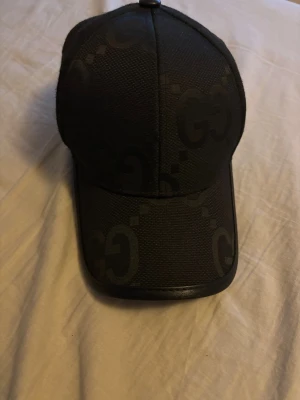 Svart keps - Snygg svart keps aldrig använd pris kan diskuteras 