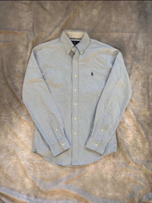 Skjorta från Ralph Lauren -  Riktigt schysst Ralph Lauren skjorta i väldigt bra skick. Storlek S Slimfit, endast ett par små fläckar på skjortan. Priset är ej hugget i sten