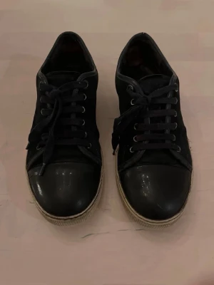 Mörkblå lanvins - Säljer ett par snygga mörkblå lanvins. Skorna är i hyfsat skick men insidan vi hälen är ganska slitet. Hör gärna av dig om du är intresserad!