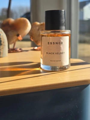 Essnce Black Velvet Eau de Parfum - Parfymflaska från Essnce med doften Black Velvet. Mängd kvar enligt bild. 50 ml från början. 