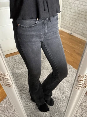 Svarta bootcut jeans från Perfect Jeans - Snygga svarta bootcut jeans från Perfect Jeans med klassisk femficksmodell och medel midja. Jeansen har en tvättad look och är tillverkade i stretchigt denimtyg som sitter bekvämt. Perfekta till en avslappnad stil.