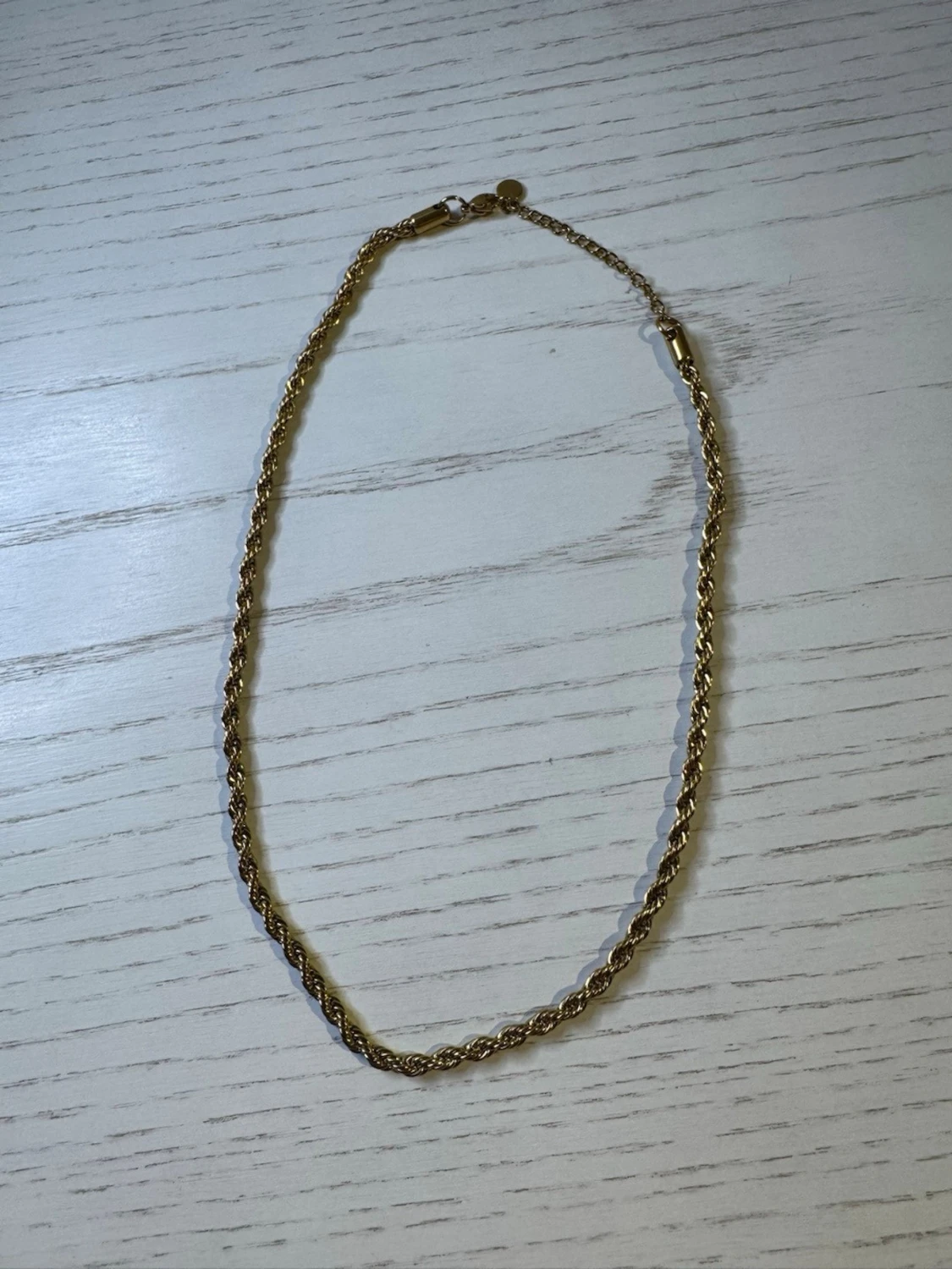 Guldtonat tvinnat halsband