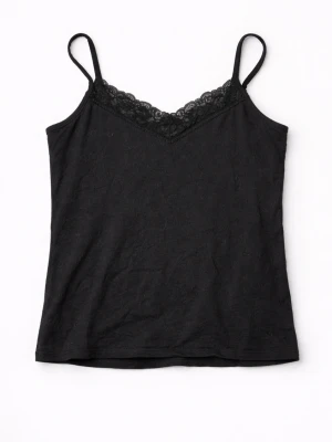 Svart linnetopp med spetsdetalj - Svart linnetopp med tunna axelband och v-ringning dekorerad med spets. Enkel och stilren design som passar till många olika outfits. Tillverkad i mjukt material för en bekväm känsla.