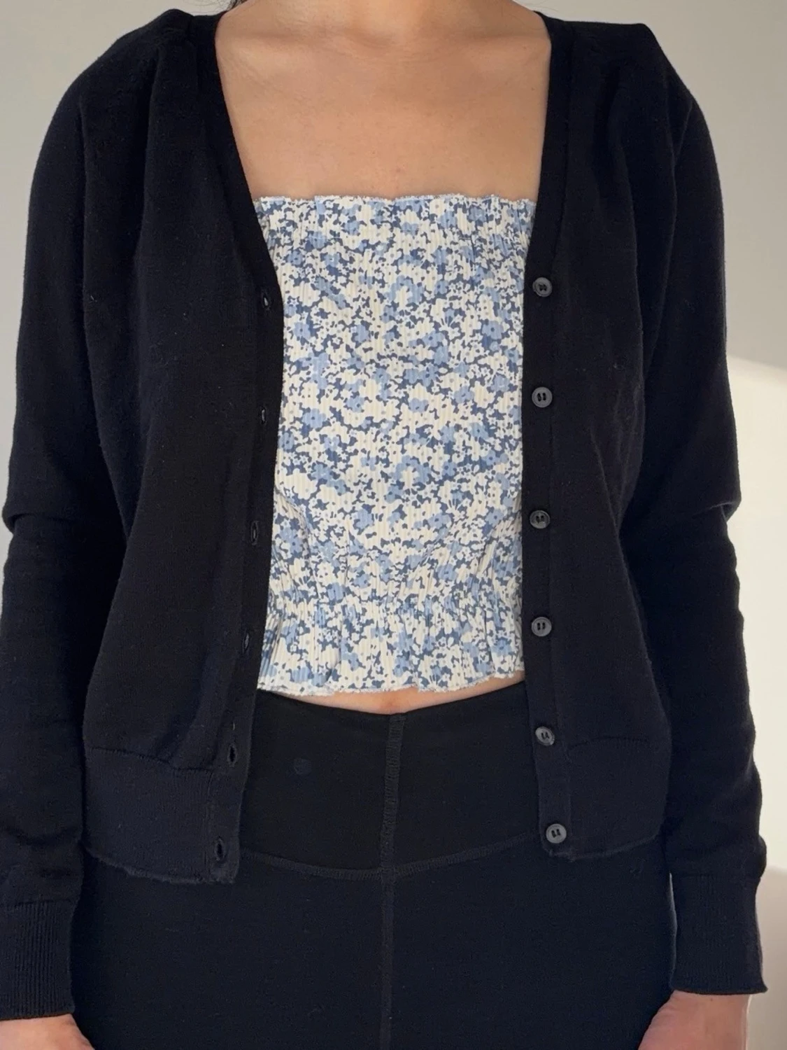 Klassisk svart H&M-kofta i ekologisk bomull, stl M – mjuk och mångsidig - 1