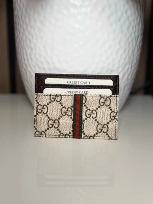 korthållare - . Perfekt accessoar för dig som gillar lyxiga detaljer och stilren look.