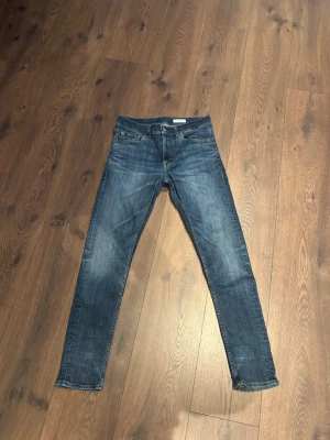 Tiger of sweden - Snygga blå slim fit jeans med klassisk femficksdesign och dragkedjegylf. Jeansen har en lätt tvättad look och raka ben. Perfekta för en avslappnad stil och passar till det mesta i garderoben.