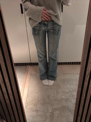 Ljusblå bootcut jeans - Säljer ett par jättesnygga vintage ljusblå bootcut jeans med snygga fickdetaljer framtill och jättenajs wash❤️ kommer inte till användning tyvärr!!