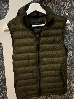 Grön väst från Ralph Lauren - Ralph lauren väst i nyskick       Kan gå ner i pris vid snabb affär
