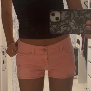 Koral jeansshorts med slitningar - Säljer dessa eftertraktade shorts med slitningar. De är i mycket bra skick och jätte coola🙌🏼