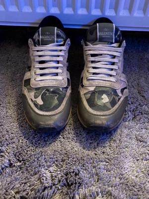 Valentino rockrunner - Säljer ett par snygga Valentino rockrunner i fint skick, lite defekt men allt syns på bilderna, perfekt sko till vinter/höst. Inget og. 