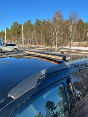 Blixtljusramp - Säljer en LED ramp med starkt orange varningsljus som monteras på biltaket. Perfekt för extra synlighet vid arbete eller utryckning. Rampen är svart med en rad LED-lampor och passar alla bilar. Kopplas enkelt in i cigarett uttaget. 15 olika lägen, Cruise mode finns. 96cm bred.
