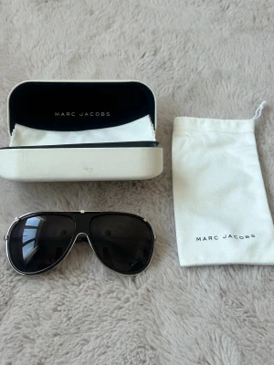 Pilot solglasögon Marc Jacobs bruna svarta silver  - Sjukt snygga brun spräckliga solglasögon från Marc Jacobs med mörka glas och silverfärgade detaljer. Kommer med originalfodral och putsduk. Klassisk och stilren pilotdesign!