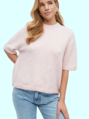 Stickad kortärmad tröja - Stickad kortärmad rosa tröja från Gina Tricot. Jätte snygg inte ALLS nopprig använd ca 2 ggr, så den är nyskick. Säljer pga inte min stil. Slutsåld på hemsidan. Köpte för 300kr💕💕strl 158-164!