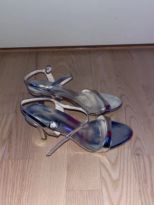 silvriga klackskor  - skit snygga klackskor, använder aldrig 