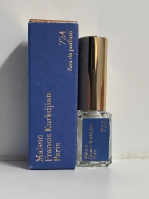 Maison Francis Kurkdjian 724 EdP - Maison Francis Kurkdjian 724 Eau de Parfum i en elegant, fyrkantig glasflaska med blå etikett och guldfärgad kork. Kommer i en matchande blå kartong med guldfärgad text. En lyxig och modern doft från Paris.