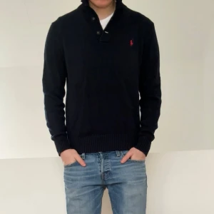 Ralph Lauren Half zip cardigan - Säljer en nice Ralph Lauren Half zip cardigan i strl S . Tröjan är i färgen mörkblå och är i bra skick. Hör gärna av er vid frågor elr funderingar!!
