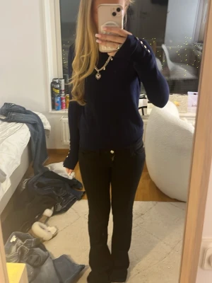 Mörkblå långärmad tröja - Mörkblå långärmad tröja med enkel och stilren design. Tröjan har rund halsringning och sitter avslappnat på kroppen. Perfekt att matcha med jeans eller svarta byxor för en clean look.