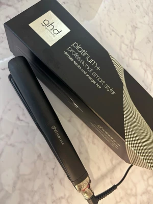 GHD - Platinum+ styler - Plattång från GHD i modellen Platinum+. Fungerar lika bra som när den var nyköpt, med mindre tecken på slitage av ytterembalage. Originalförpackning medföljer.