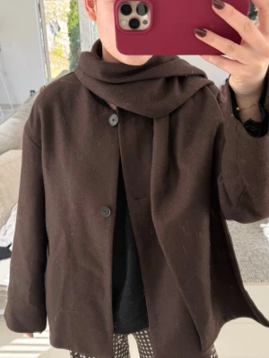 Jacka med scarf  - Jacka med scarf från zara i ull! Köpt för ca en månad sedan och endast använd 1 gång, så sprillans ny! Nypris 999kr! Slutsåld!🩷