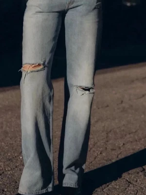 Ljusblå raka jeans med slitningar - Säljer dessa populära Jeans från Zara! Använt kanske 7 gånger men känner att jag vill ha en storlek större! Skickas mot fraktkostnad!