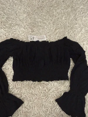 Långarmad topp/bluzka z długim rękawem - Svart off shoulder tröja från AMISU i storlek S. Helt ny med prislapp   