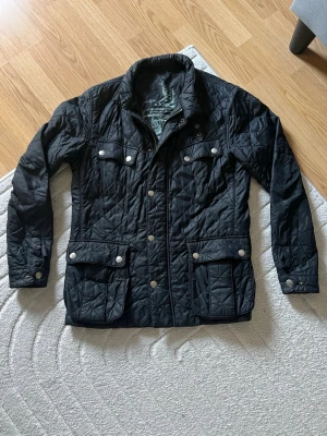 Barbour jacka  - Barbour quiltad field jacket storlek L men passar M passar mig som är 183, om ni har några frågor är det bara att fråga