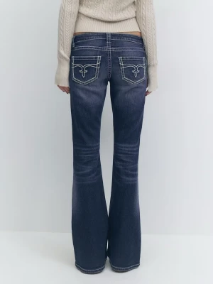 Fina jeans - Säljer ett par mörkblå bootcut jeans med slitningar och snygga broderade detaljer på bakfickorna. Jeansen har låg midja och utställda ben. Jeansen är från Gina och är använda ett fåtal gånger. Pris kan diskuteras vid snabb affär❤️