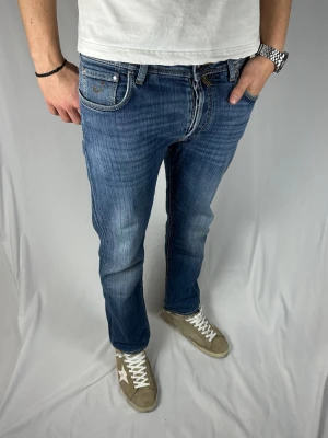 Jacob Cohën 688 - Size: W32 Skick: 8/10, ganska bra utan större märkbara defekter. Patchen är lite lös på en kant.           Retail pris: 4000kr (+). Modellen är 185cm och väger 78kg. Mått: 95x42 (Ytterben + midja) Hör av dig vid frågor eller funderingar!