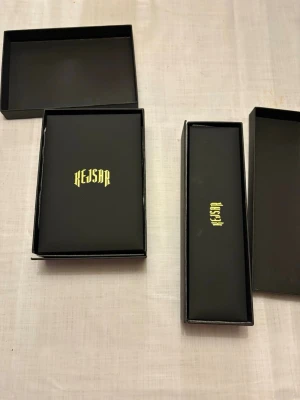 Guldfärgat kedjearmband från Kejsar - Snyggt guldfärgat armband från Kejsar med klassisk kedjedesign. Armbandet har en stilren och modern look med en robust länk och justerbart lås. Perfekt accessoar för att lyfta din outfit med en touch av guld. Säljer armbandet för 600kr och halsbandet för 800kr. Om du är intresserad av båda har jag ett paket pris på 1200kr för båda 