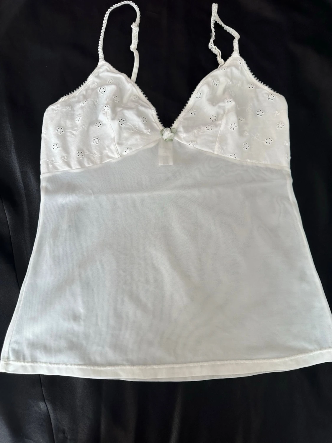 Vit spetstopp med broderade blommor