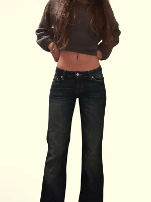 Mörkblå bootcut jeans med låg midja - Snygga mörkblå bootcut jeans med låg midja och klassisk femficksdesign. Jeansen har lätt slitningar framtill och vida ben.  Materialet är denim i bomull. Sitter jättebra, de var i strl 34 men sydde upp dem så de passar mig med inseam ca 30😅😅 