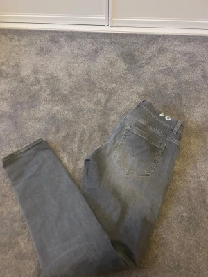Grå slim fit jeans - Snygga grå slim fit jeans med klassisk femficksdesign och diskreta sömmar. Jeansen läggs ut för 1149 medans ny pris är 3500kr.