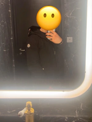 Moncler windbreaker - Moncler windbreaker i bra kvalitet. Passar perfekt nu till våren☀️ Passar xs-s. Nfc scannar ✅vid frågor eller funderingar dm!