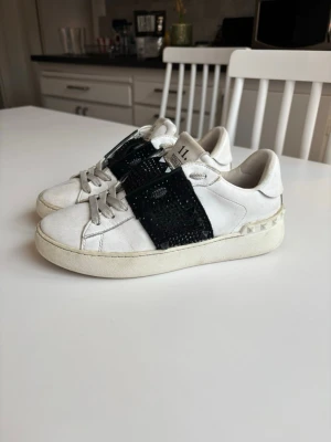 Valentino rockstud - Fina unika valentino rockstud med glitter, välanvända men fungerar perfekt ändå. Har varsitt hål vid hälen på båda som är ihoplimmade så ingen som märks av! Några taggar har även ramlat av men inte som syns när man har dem på sig då det smälter in med glittret, Storlek 36 men skulle säga att de passar 37 också💕💕