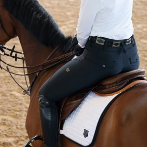 Maya Delorez ridbyxor - Svarta halvskodda Maya Delorez ridbyxor i storlek M. Endast använda några få gånger då dom tyvärr inte passade🌟 Priset kan diskuteras vid snabb affär🙌🏼 Nypriset är 1199kr